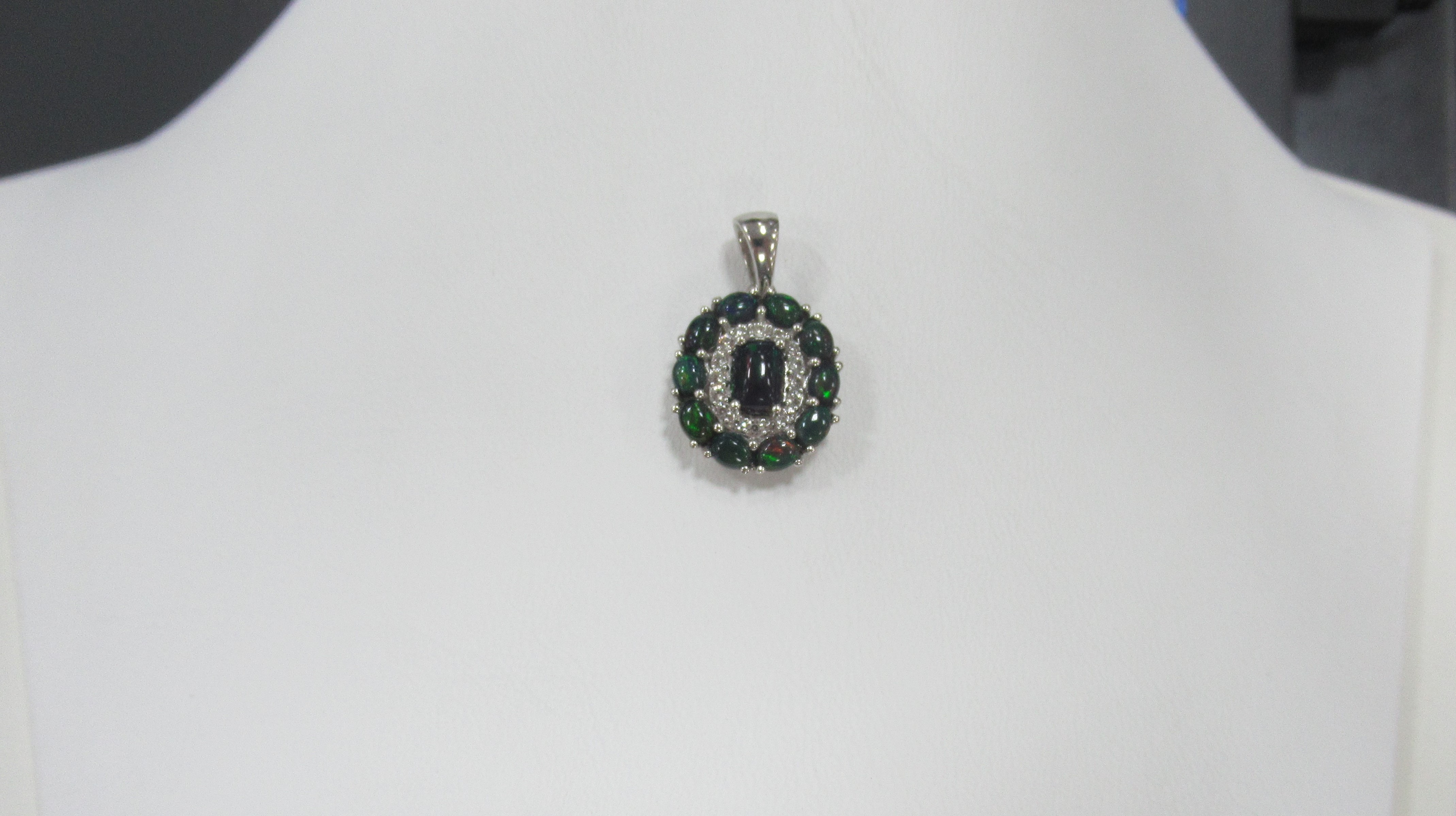 Серебряная подвеска с опалами